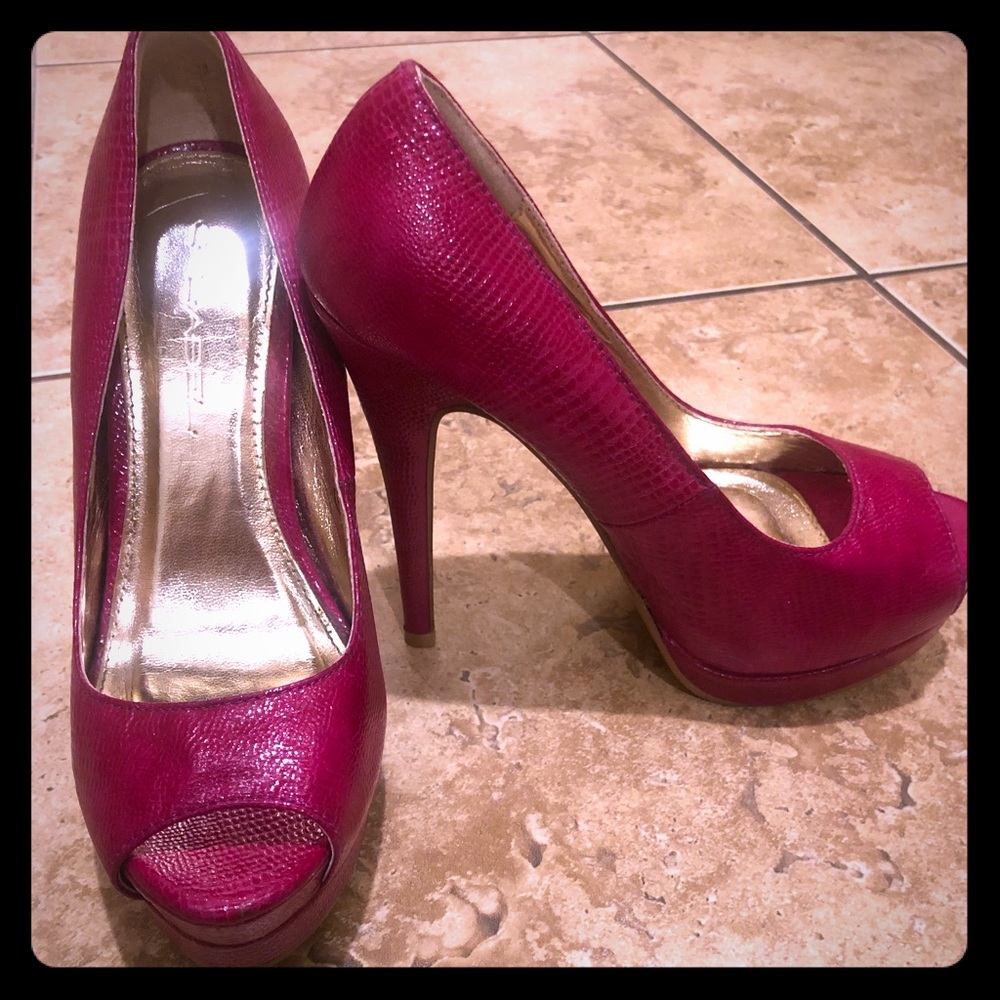 C LABEL platform pumps